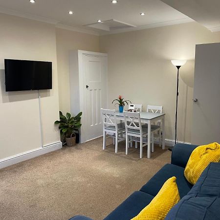 Super Convenient For Central London - Large 2 Double Bed Apartment 30 Seconds Walk To Platform Train Station And 19 Mins To London Waterloo Eksteriør bilde