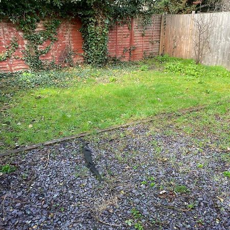 Super Convenient For Central London - Large 2 Double Bed Apartment 30 Seconds Walk To Platform Train Station And 19 Mins To London Waterloo Eksteriør bilde