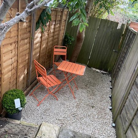 Super Convenient For Central London - Large 2 Double Bed Apartment 30 Seconds Walk To Platform Train Station And 19 Mins To London Waterloo Eksteriør bilde