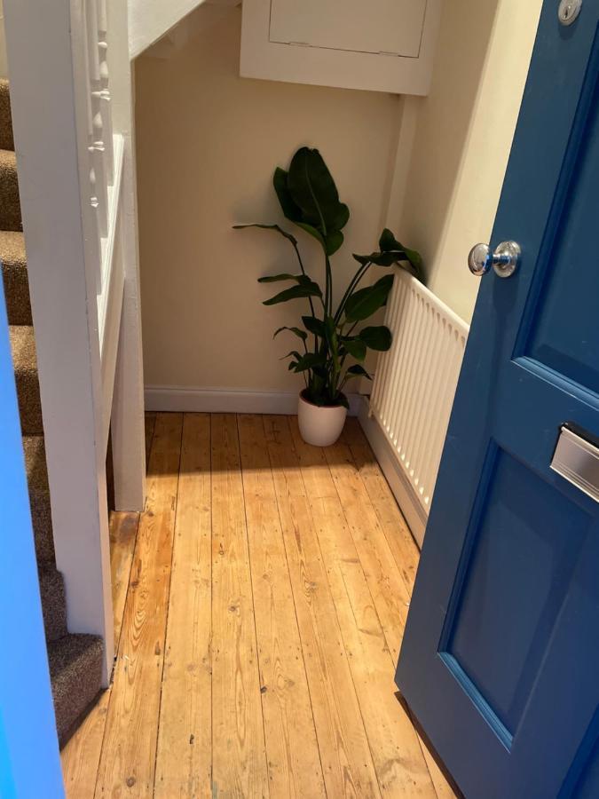 Super Convenient For Central London - Large 2 Double Bed Apartment 30 Seconds Walk To Platform Train Station And 19 Mins To London Waterloo Eksteriør bilde