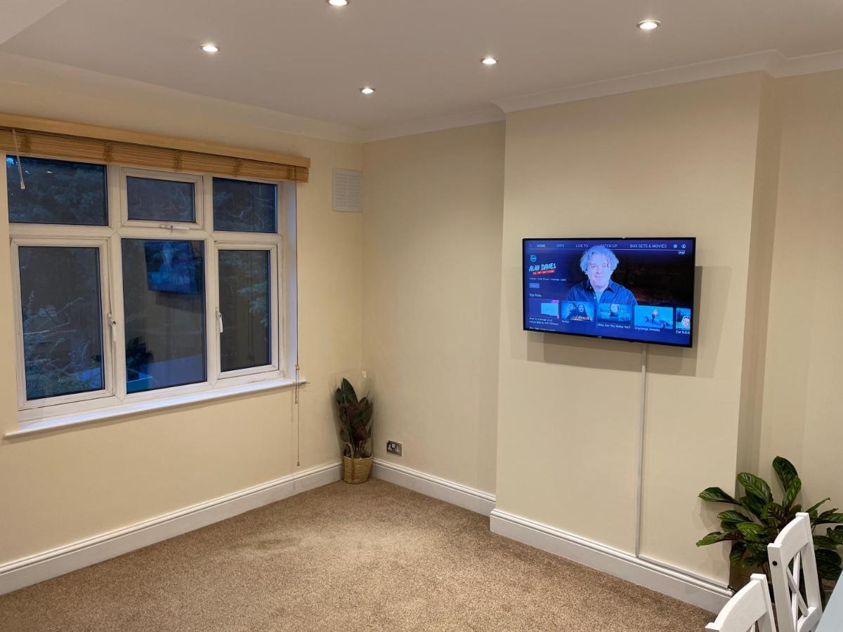 Super Convenient For Central London - Large 2 Double Bed Apartment 30 Seconds Walk To Platform Train Station And 19 Mins To London Waterloo Eksteriør bilde