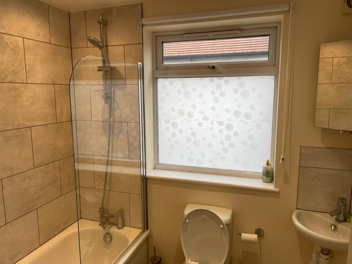 Super Convenient For Central London - Large 2 Double Bed Apartment 30 Seconds Walk To Platform Train Station And 19 Mins To London Waterloo Eksteriør bilde