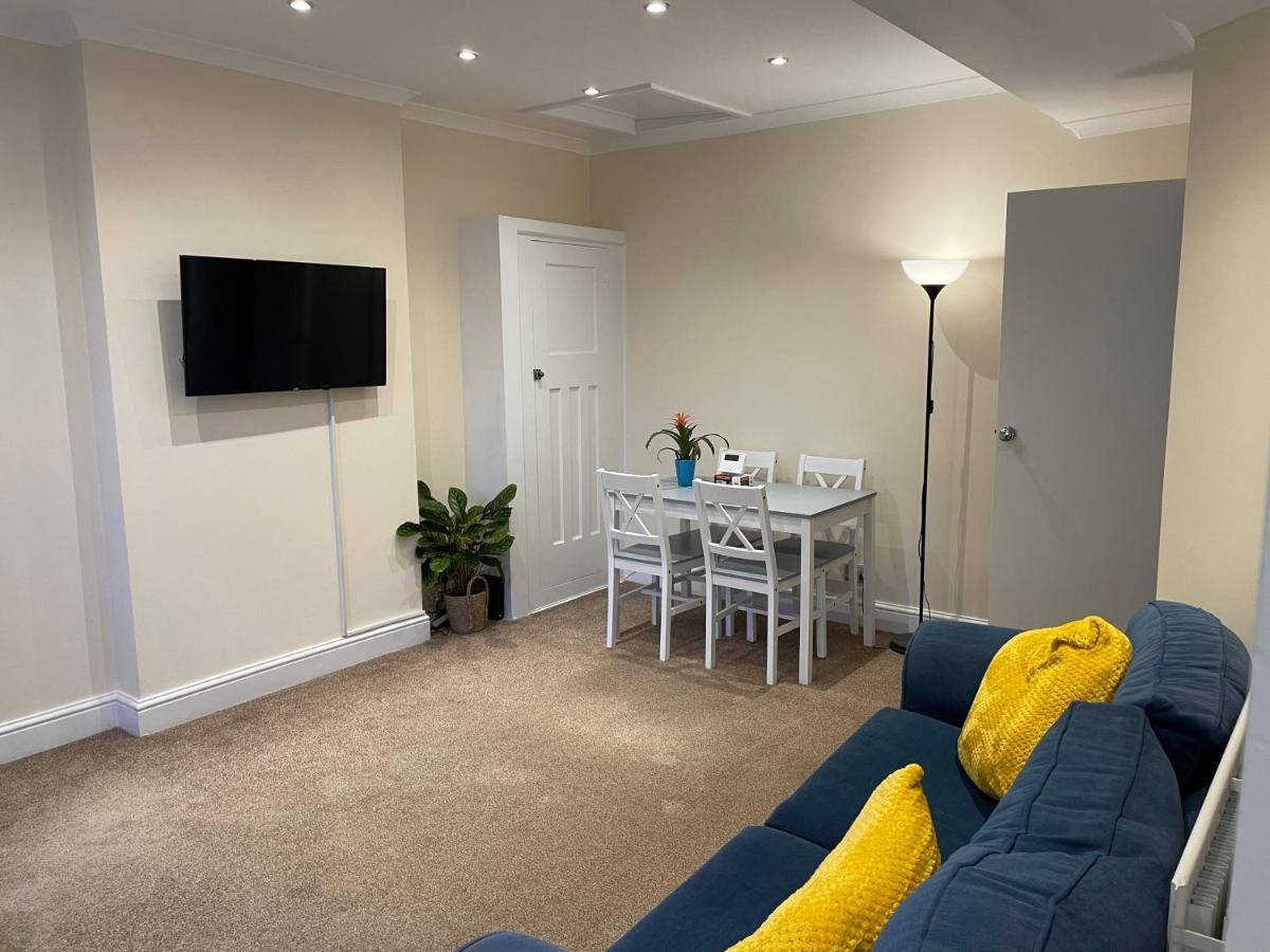Super Convenient For Central London - Large 2 Double Bed Apartment 30 Seconds Walk To Platform Train Station And 19 Mins To London Waterloo Eksteriør bilde