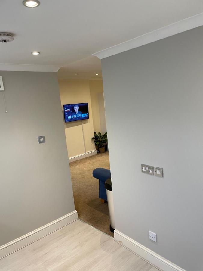 Super Convenient For Central London - Large 2 Double Bed Apartment 30 Seconds Walk To Platform Train Station And 19 Mins To London Waterloo Eksteriør bilde