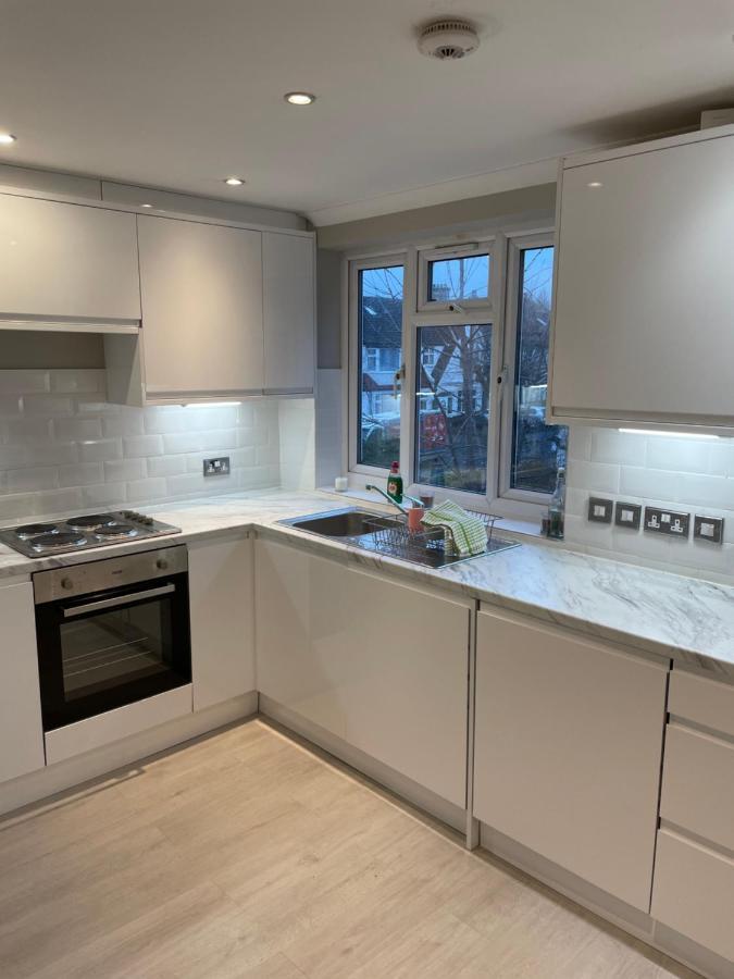 Super Convenient For Central London - Large 2 Double Bed Apartment 30 Seconds Walk To Platform Train Station And 19 Mins To London Waterloo Eksteriør bilde