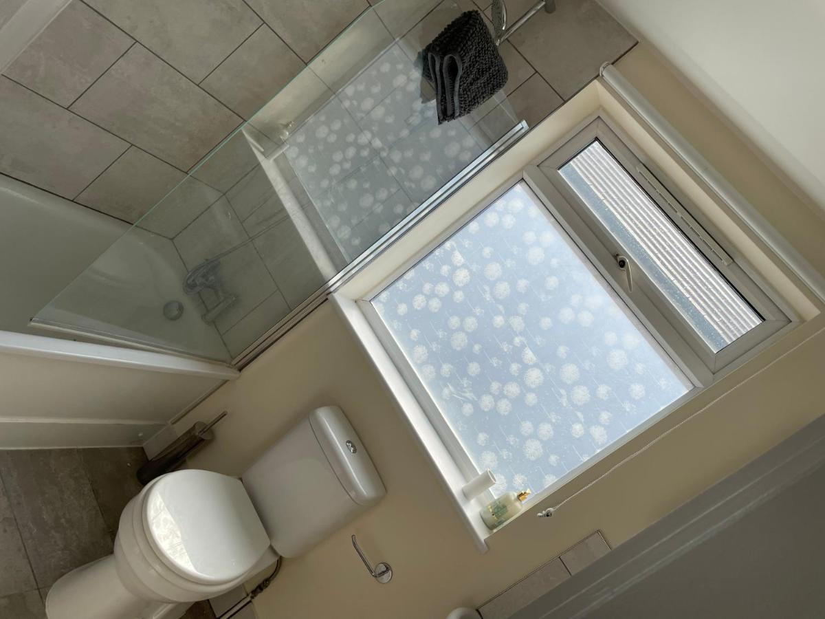 Super Convenient For Central London - Large 2 Double Bed Apartment 30 Seconds Walk To Platform Train Station And 19 Mins To London Waterloo Eksteriør bilde
