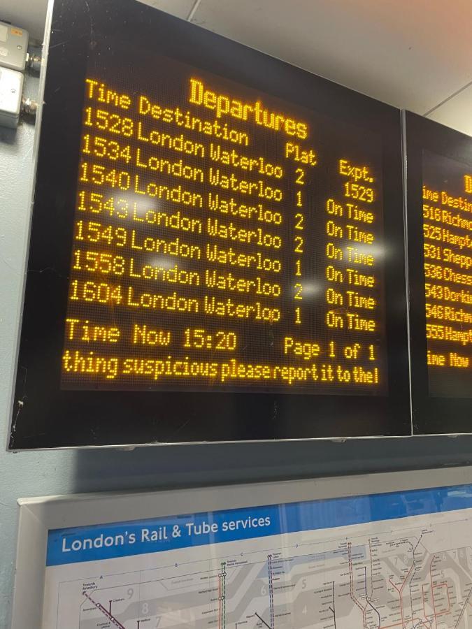 Super Convenient For Central London - Large 2 Double Bed Apartment 30 Seconds Walk To Platform Train Station And 19 Mins To London Waterloo Eksteriør bilde