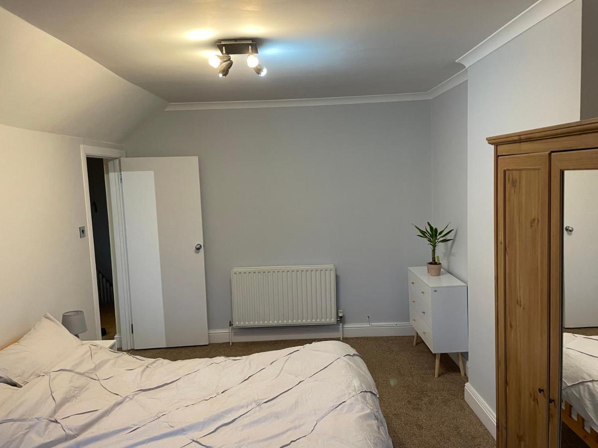 Super Convenient For Central London - Large 2 Double Bed Apartment 30 Seconds Walk To Platform Train Station And 19 Mins To London Waterloo Eksteriør bilde