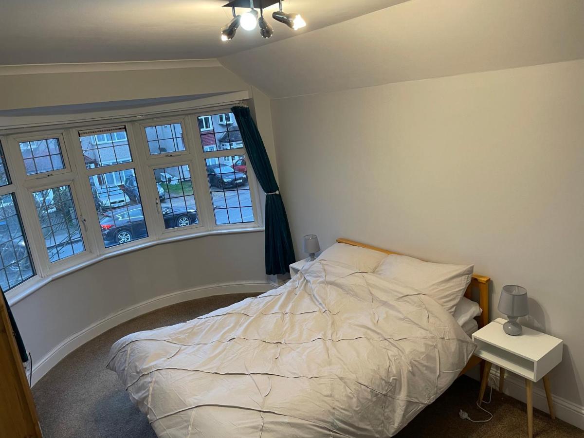 Super Convenient For Central London - Large 2 Double Bed Apartment 30 Seconds Walk To Platform Train Station And 19 Mins To London Waterloo Eksteriør bilde